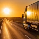 Descubra como transportadoras profissionais garantem entregas no prazo durante a alta temporada. Dicas e estratégias de logística para empresas.