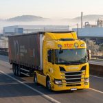 Saiba como a logística industrial no inverno exige frotas inteligentes e armazenamento estratégico para evitar gargalos em 2026.